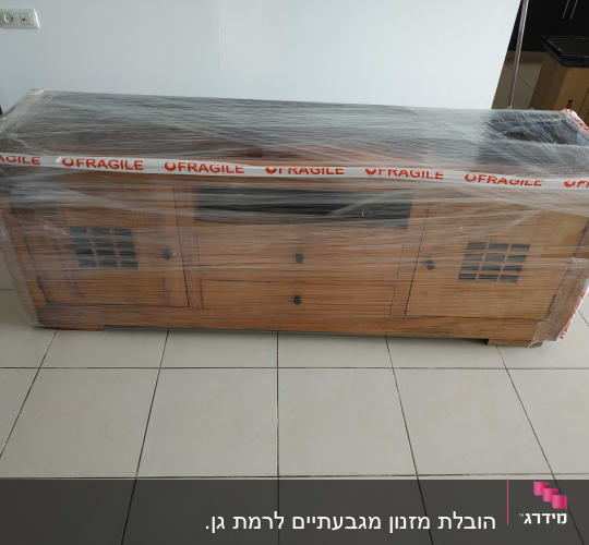 ארון עץ עטוף בניילון עם סרט 